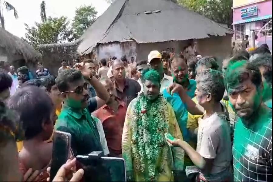 Trinamool candidate of Mathurapur in public relations with the festival of colors
