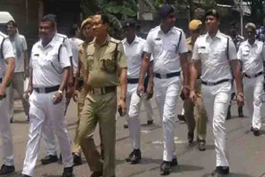 Three thousand policemen were deployed in kolkata on the day of Dol and Holi