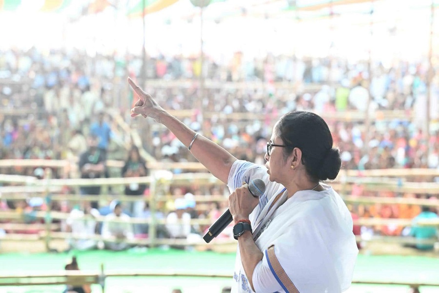Mamata Banerjee held a joint meeting in Medinipur on Thursday despite the intense heat