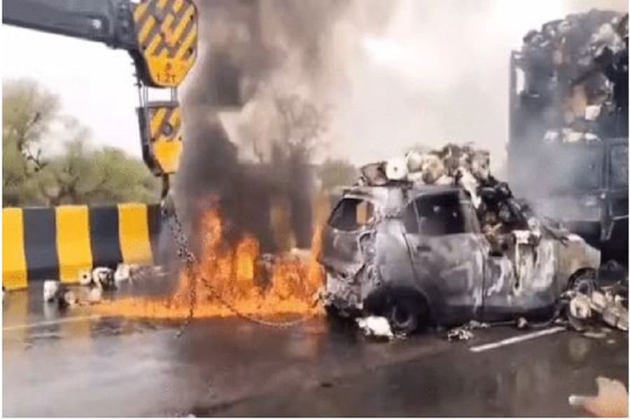 Tragic accident in Rajasthan! Car collided with truck, 7 died from burns inside the car