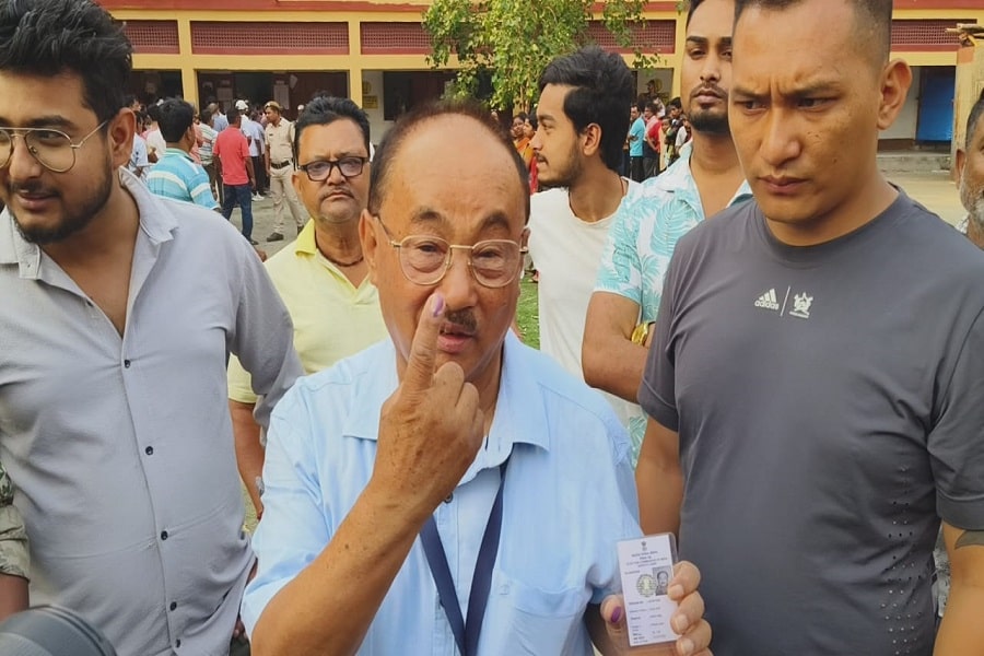 Trinamool Congress candidate Gopal Lama casted his vote in Darjeeling Lok Sabha constituency in the morning