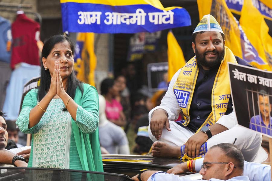 Arvind's wife Sunita Kejriwal started campaigning on the streets of Delhi
