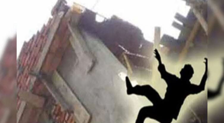 Baguihati: An old man died after falling from the roof of Baguihati