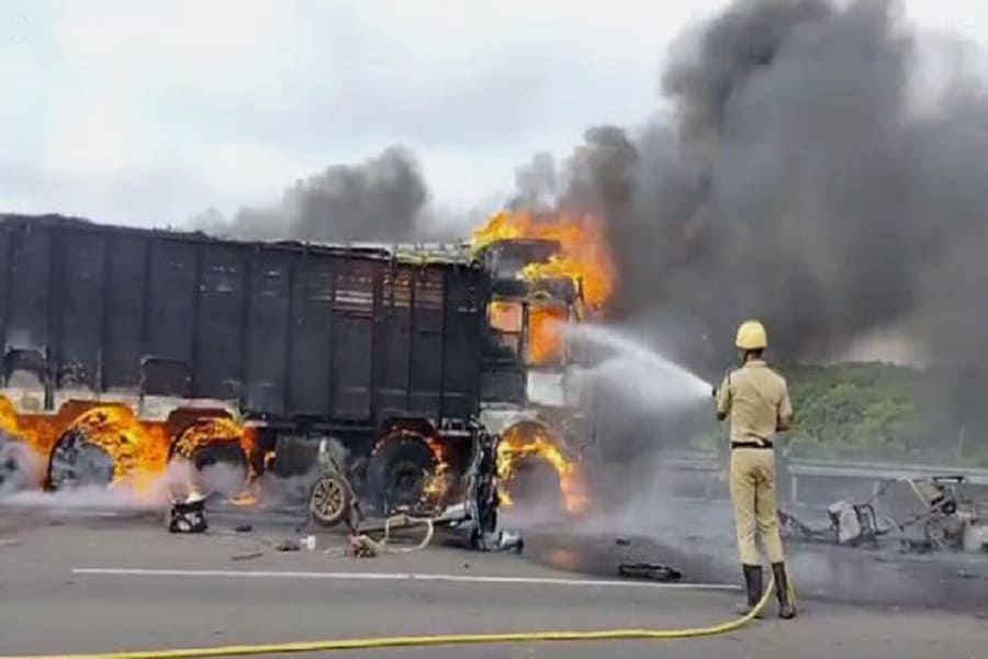 Fire in three cars on the national highway, 2 engines at the scene