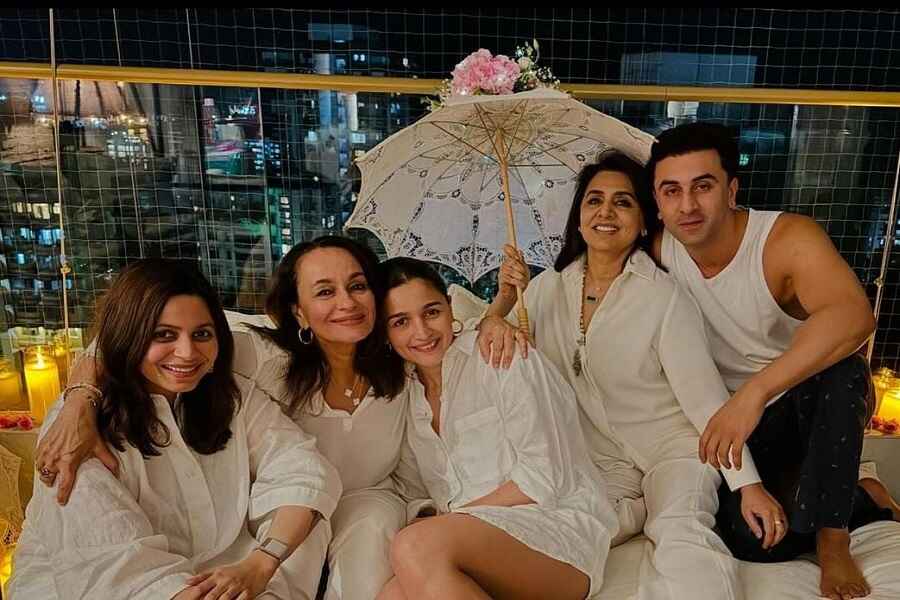 Alia And Ranbir Kapoor: Alia And Ranbir Kapoor celebrates mothers day together with family
