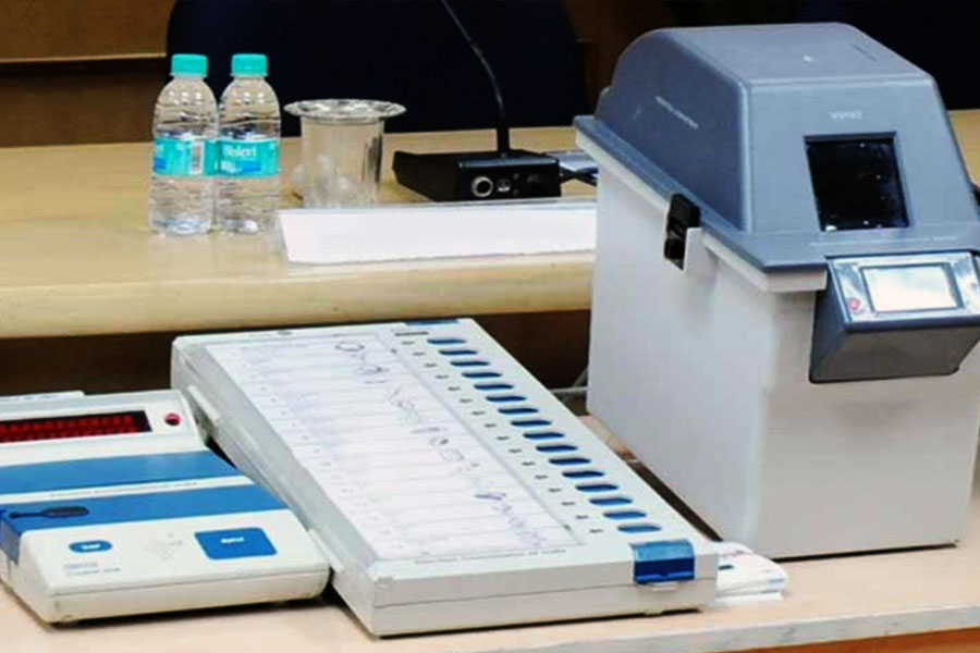 Closed CCTV after installing EVM in strong room of Lok Sabha Centre