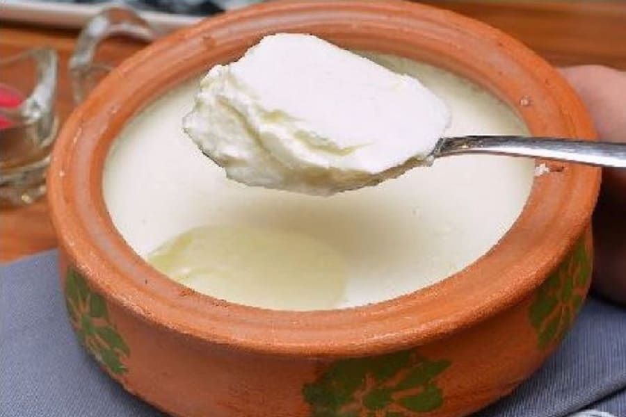 Whether it is sour or sweet, you are eating curd every day because it is hot, but do you know what food to eat with curd?