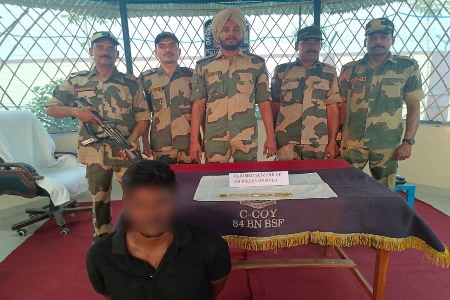 India Bangladesh border smuggling attempt failed! BSF seized 15 kg of silver and lakhs of rupees