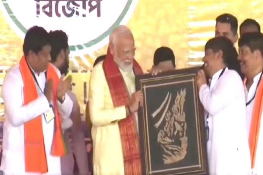 Mamata Banerjee: Mamata Banerjee Sarcastic opinion about Narendra Modi carring reverse picture of rabindranath tagore which was gifted by arjun sings son