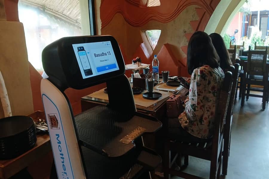 The touch of technology in restaurants in Bengal! Robot Ananya will reach your table with food