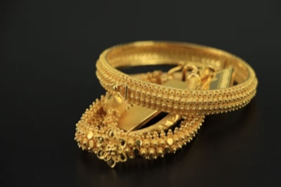 A woman bought jewelery worth Rs 300 for Rs 6 crore