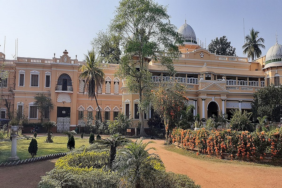 Want to get a taste of royal living Reached the Rajbari of Jhargram
