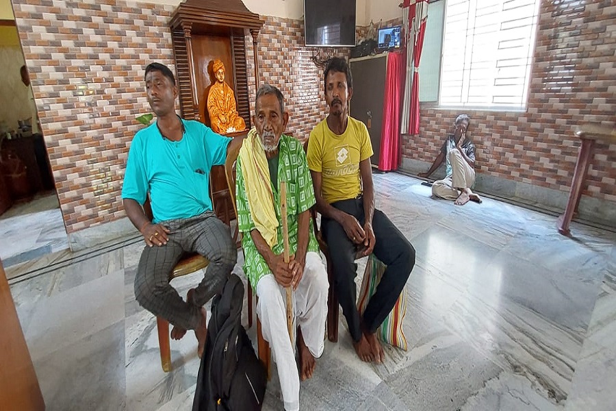 A missing old man from Orissa returned home with the help of a volunteer organization in Chunchura